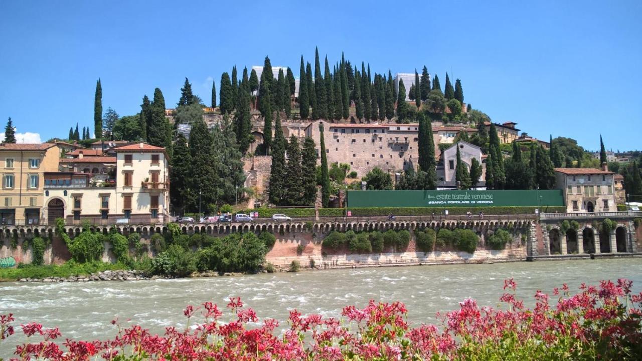 Lovely Casa Paola Villlafranca Centro Zimmer Rooms Villafranca di Verona Bagian luar foto